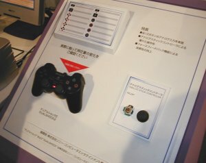 プレイステーション2のコントローラーも同社が開発したもの。アナログスティックだけでなく、すべてのボタンが256階調のアナログ入力に対応している 