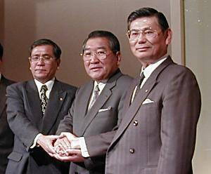 (右から)京セラの西口泰夫代表取締役社長、カプコンの辻本憲三代表取締役社長、DDIポケットの岡田健代表取締役社長