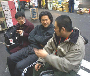 アキバハウス前のベンチで談笑する八谷和彦氏、中村政人氏、パルコキノシタ氏
