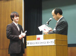 “特別賞”を受賞した菅谷俊二氏(左)。授与者はソフトバンクの孫正義氏(右)