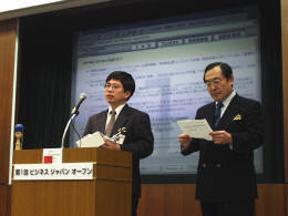 受賞の喜びを語る嶋正和氏(左)。｢B2Bも大切だが、実際に日本のビジネスを支えている物流業務も大切である｣と語った。