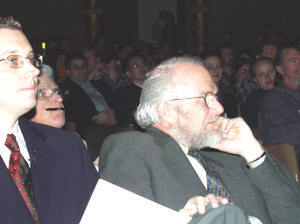 右は、米アドビシステムズ社のジョン・ワーノック氏。左がマイケル・ニネス氏。この撮影直後、2人は基調講演のために登壇した
