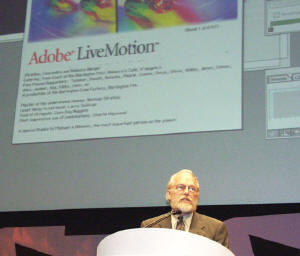 基調講演で2つの発表を行なうと前置きしたジョン・ワーノック氏。Adobe LiveMotionはMacintoshとWindowsの両方をプラットフォームにしているが、講演で行なわれた機能紹介ではMacintosh版が使用された