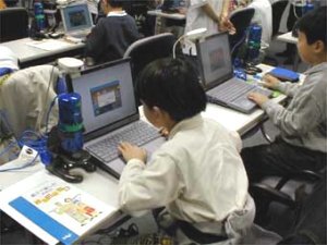 最初はスライドを見ながら、パソコンの基礎学習。その後、教育用ゲームソフトに熱中する子供たち