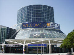 “Spring Internet World 2000”の会場となったLos Angeles Convention Centerの南館入り口。スポンサー企業に、米インテルと米アップルコンピュータが名を連ねている
