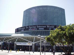 “eCRM 2000”の会場でもあるLos Angeles Convention Centerの西館入り口