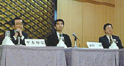 藤田晋会長(写真中央)。民主党主催の“IT革命シンポジウム”より 