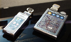 GPS/デジタルカメラ搭載モデル。携帯性に優れ、旅先で必要と思われる機能を1台に凝縮している