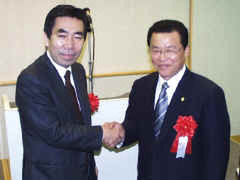 握手を交わす、通産省の太田局長(左)と韓国情報通信部の金次官