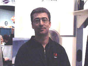 米アドビシステムズでGoLiveのシニアプロダクトマネージャーを務めるジョン・クランツ氏。展示ブースでのデモストレーションも自身で行っていた