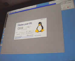 LinuxPPCのOS選択画面。ここでLinuxとMac OSのいずれかが選べる 