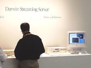 展示会場では、『Windows 2000 Server』に対応した『Darwin Streaming Server』のデモストレーションが行なわれた