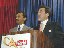 会長兼CEOのチャールズ・ウォン(Charles B. Wang)氏、社長兼COOのサンジェイ・クマー(Sanjay Kumar)氏(右から) 