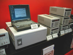 DVD-RAMやCD-R/RW関連装置の基準クロックを発生させるジェネレーター装置。右がメディア別のジェネレーターで、中央の大きいほうがマルチジェネレーター。KENWOODの展示