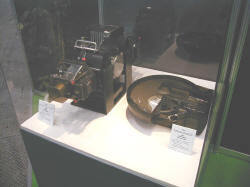 右は初めて複数のヘッドを装備したIBM製の『Winchester』。容量は35または70MB。'73年製。左はIBMの'80年代のメインフレーム用のディスク『Coronado』。容量は1.26GB