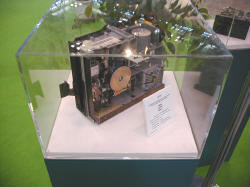 IBM製の8インチフロッピードライブ。'73年製