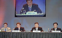 CAの会長兼CEOであるチャールズ・ウォン氏(左から2人目)。コンピュータ・アソシエイツ(株)の三ツ森隆司代表取締役社長(左から4人目)も米国入りして参加 