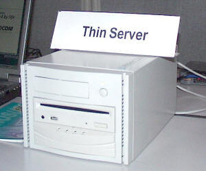 参考出展のネットワーク上で複数ユーザーが同時にCD-ROMやDVD-ROMにアクセスできる『CD/DVD ThinServer』。18GBのHDDを内蔵している。本体モジュールは、アクシスコミュニケーションズ社の『AXIS StorPoint CD Models』の組み込み型モジュールのOEM供給となっている