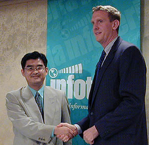 インフォテリア社長の平野洋一郎氏(右)とExtensibility社長兼CEOのリード・コンラッド氏 