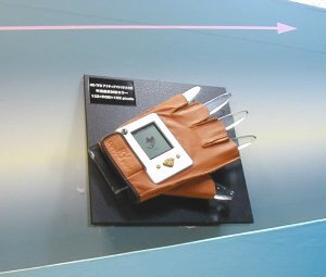 エプソンの展示。グローブに液晶モジュールを埋め込んだ未来の携帯電話 