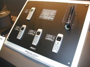 三洋電機はカラーELパネルを携帯電話用をイメージして参考展示。エリアカラーという単色タイプで表示色ごとに数機種が並べられた