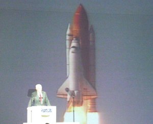 '98年、当時77歳のグレン氏が搭乗したスペースシャトル発射の映像は、CNNのウェブサイトで公開された。2日間で200万以上のリクエストがあったという