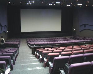 シネマメディアージュのシアター。映写室の常時スタッフは10名で、シアター1～4のチーム、シアター5～9のチーム、シアター10～13のチームに分かれて活動する