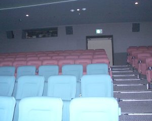 プレミアシート(水色のシート)。写真でわかるように通常シート(紫色のシート)よりも横幅と間隔が広くゆったりと座れる。通常シート自体も他の映画館より大きく座り心地がいい