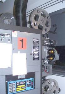 こちらは通常のフィルムプロジェクター。フィルムプロジェクターは13のシアターごとに13台用意されている。写真は番号が示すとおりシアター1のもの