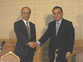 左から、DIR社長の田中榮氏とNEC社長の西垣浩司氏。“アーシュ”とは、仏語で“橋”や“ノアの箱舟”といった意味 