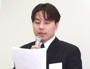 韓e-emotion社の鄭社長は現在27歳、「韓国のソフトウェアデベロッピング協会に加盟している。来年中にはKOSDAQ市場に株式を公開する予定」