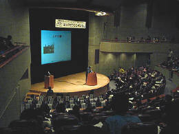 シンポジウムは、早稲田大学国際会議場の井深大記念ホールで開かれた 