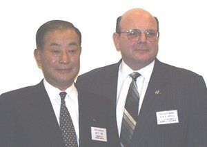 都内のホテルで開催された発表会に出席した、三菱電機の谷口社長(左)と、ボーイングのケネス・メドリン副社長
