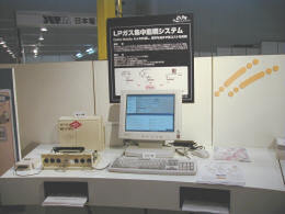 (株)NTTドコモは高速のデータ通信が可能なDoPaを使ったLPガスの検針・管理システムを展示した 