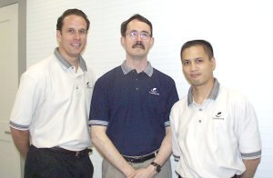 中央がKurt Schmucker氏。左はシニアセールスエンジニアのZack Uribe(ザック・ユーリビ)、右は日本語ローカライズを担当したエンジニアのPaul Despe(ポール・デスピ)氏