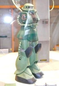 “東京おもちゃショー2000”で話題をさらったラジコン仕様の2足歩行ロボット『機動戦士ガンダム』の『ザク』。プロトタイプは上半身と下半身が別々で、下半身は2足歩行、上半身は腰をひねってBB弾(エアーガン用のプラスチック製の弾丸)を発射できる