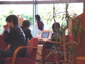2階のアトリウム中央のカフェはAirMacとiBookを使ったインターネットカフェコーナーに