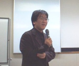 “うおいせんせい”こと大阪電気通信大学総合情報学部助教授の魚井宏高氏。ドッグイヤーと言われるITの世界の流れを、ビジネスの事例を交えつつ、分かりやすく解説した