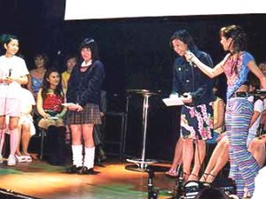 グランプリを勝ち取ったのは、ネットアイドルの千鶴(左から2人目)、タレント志望のTAMAKI(右から2人目)