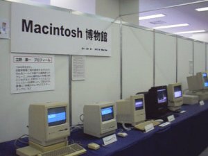 部屋の奥一面を使った“Macintosh博物館”。ずらりと並んだ歴代Macたちは、すべてMr.Tipsこと立野康一氏のコレクションである