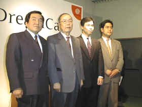 新会社社長にはイサオ取締役会長兼セガ代表取締役会長の大川功氏(左から2人目)が就任 
