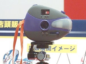 低価格デジタルカメラ『YAHOO! Digital CAM』。写真は試作機だが、製品版ではトランスルーセントボディーとなり、“Yahoo!”のロゴが入るという