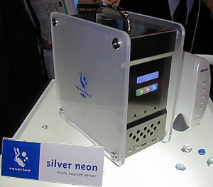  6月に発売予定の(株)アクアリウムコンピューターの『silver neon』。サイズは幅137.4×奥行き247×高さ273mm。取っ手がついており、持ち運ぶことを考慮している 