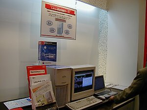  富士通(株)は『OpenLinux eServer 2.3 日本版』をバンドルした『GRANPOWER5000オールインワンタイプ』を展示。富士通グループをあげてLinuxへの取り組みをアピール 