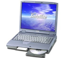 企業向けA4ノートPC“DynaBook Satellite”。操作性を考慮してデザインを一新し、CD-ROMドライブとFDDを本体前面に配置している。写真は『SA50C/4C』