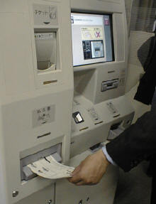 公金収納ATMは、2つのタイプを展示していた。1つは帳票処理をするもの。デモでは公共料金以外にも、銀行業務、ショッピング、チケットなどに対応するメニューが用意されている。公共料金支払い票を入れると、支払い受領書がプリントされて出てくる。もう1つは帳票処理をしないタイプのもの。こちらは“ユーザー番号”や“確認コード”ですべて処理してしまう。ただし“ユーザー番号”(お客様番号)などのフォーマットは、これから協議会で各業界とすり合わせていく必要がある。後者のタイプが普及するまでに、少し時間が掛かるかもしれない