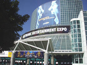 “LA Convention Center”の西館入口。米Sony Computer Entertainment America社、米Sega of America Dreamcast社、米Nintendo of Americaのブースがある西ホールにつながっている