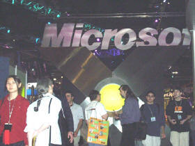 マイクロソフトの展示ブースにある巨大な“X”。オブジェではなく、この中でX-Boxのデモが行なわれていた