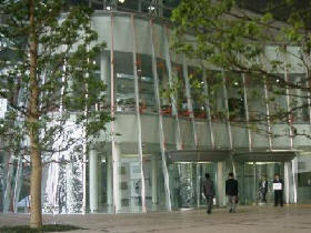“グランキューブ大阪”という愛称をもつ本格的な設備を揃えた国際会議場。大型スクリーンを備え、数百名が収容できるメインホールが会場に使用された