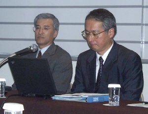 左から、日本IBM理事でシステム製品事業担当の上口幸生氏、同じく理事でWebサーバー製品事業部長の安永登氏
